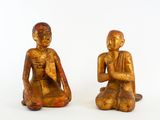 paire de figurines thaïlandaises anciennes représentant un moine assis et un moine assis