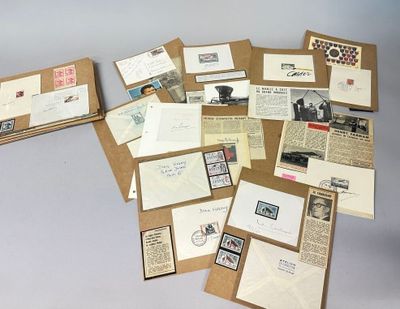 de nombreux types de lettres et d'enveloppes disposés sur une table