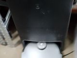 un ordinateur portable posé sur une table