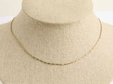 gros plan d'un collier sur un mannequin mannequin