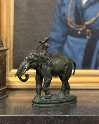 une statue représentant un éléphant avec un oiseau sur le dos