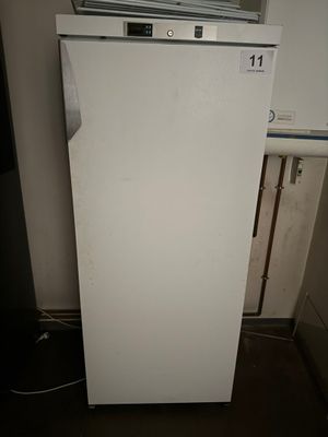 une photo d'un réfrigérateur blanc dans une cuisine