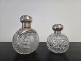 une paire de flacons de parfum anciens en cristal taillé posés sur une table