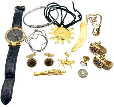 Lot de bijoux fantaisie comprenant un pendentif représentant…