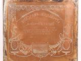 une vieille plaque sur laquelle figurent les portraits d'un homme et d'une femme