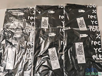 quatre sacs de sacs recyclés posés sur une table