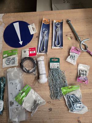 de nombreux objets posés sur une table en bois