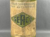 une vieille boîte en fer-blanc avec une étiquette verte et jaune dessus