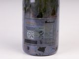 une bouteille de vin dans laquelle se trouve un bouquet de fleurs