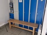 deux casiers et un banc dans une pièce