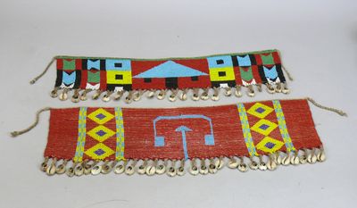 Deux cache-sexes perlés rectangulaires ornés de motif géomét…