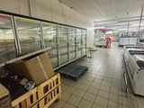 de nombreuses boîtes de nourriture par terre dans le magasin