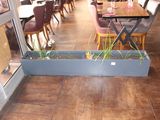 une jardinière posée au milieu de la salle d'un restaurant
