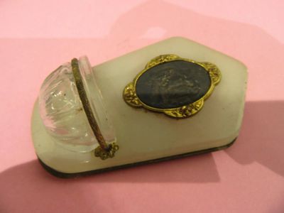 une petite boîte en verre sur laquelle est représenté un homme