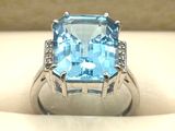 une image d'une bague avec une pierre en topaze bleue