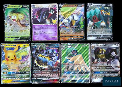 Des cartes Pokémon sont alignées les unes à côté des autres sur un fond noir