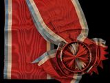 un ruban rouge orné d'une bande bleue et blanche