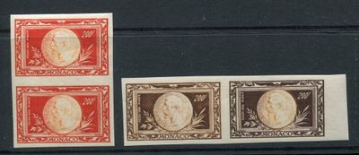 quatre timbres différents, de tailles et de couleurs variées, sur un fond noir