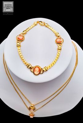 un gros plan d'un collier et d'un bracelet posés sur une assiette blanche