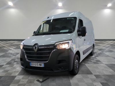 la camionnette blanche est garée dans une grande pièce au sol en damier