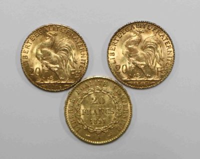trois souverains d'or, dont l'un représente une tête de cheval et l'autre une tête