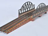 une maquette de pont sur lequel passe un train