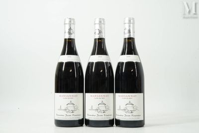 trois bouteilles de vin sont alignées sur une surface blanche