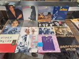 beaucoup de disques vinyles posés sur une table dans un magasin