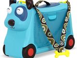 une valise bleue sur laquelle est représenté un chien et à laquelle est attachée une laisse au niveau de la poignée