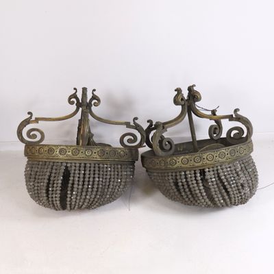 paire de paniers anciens en laiton perlés, munis de poignées