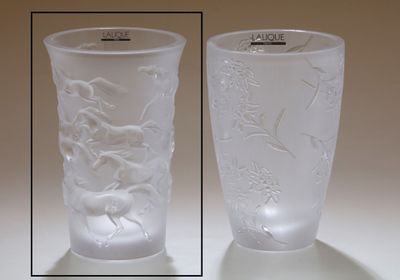 deux vases en verre posés sur une table