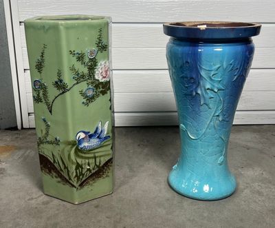 deux vases posés l'un à côté de l'autre par terre