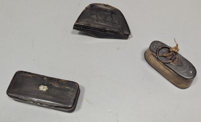 Plusieurs petits objets métalliques sont posés sur une surface blanche.
