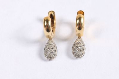 paire de boucles d'oreilles en diamant sur fond blanc