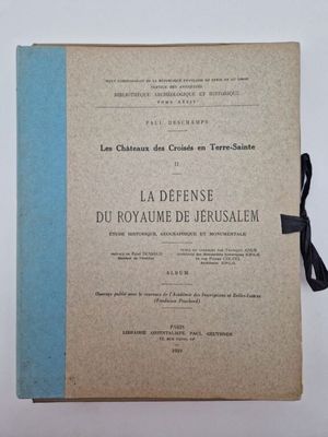 un vieux livre sur lequel est posé un ruban bleu