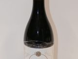 une bouteille de vin posée sur une table