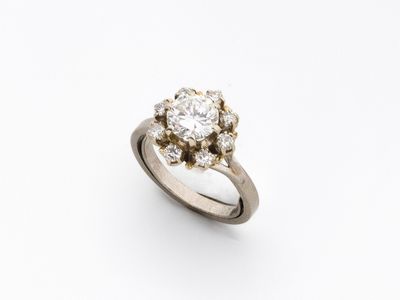 une bague en diamant et or blanc