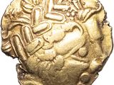 gros plan d'une pièce d'or sur une surface blanche