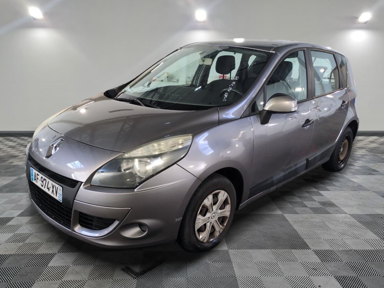 RENAULT - SCENIC III DCI 85 ECO2 AUTHENTIQUE - GO - Mise en service: 24/11/2009 - Vitres avant hors-service Accoudoir...