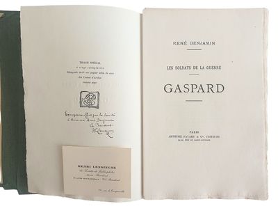 un livre ouvert sur lequel figure la photo d'un homme