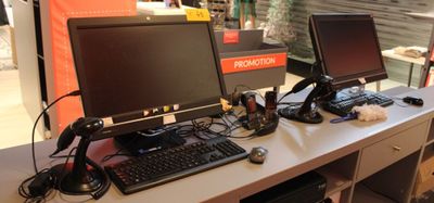 Deux configurations de caisse composées de deux ordinateurs …