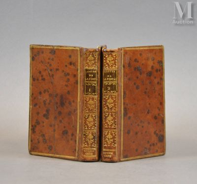 Un vieux livre est ouvert, laissant entrevoir son intérieur.