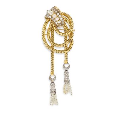 une broche en diamants et perles, signée Van Cleef