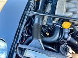 un gros plan d'un moteur de voiture avec le capot ouvert