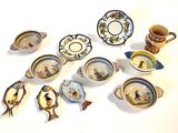 tout un tas de petits plats et de tasses posés sur la table