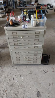 une image d'un établi dans un garage avec des outils dessus