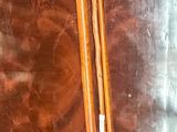deux paires de baguettes posées sur une table en bois