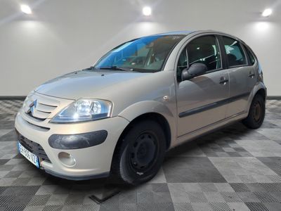 la photo d'une petite voiture argentée garée dans un garage