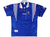 un gros plan d'une chemise bleue ornée d'une rayure rouge, blanche et bleue