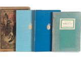 trois livres superposés sur une surface blanche